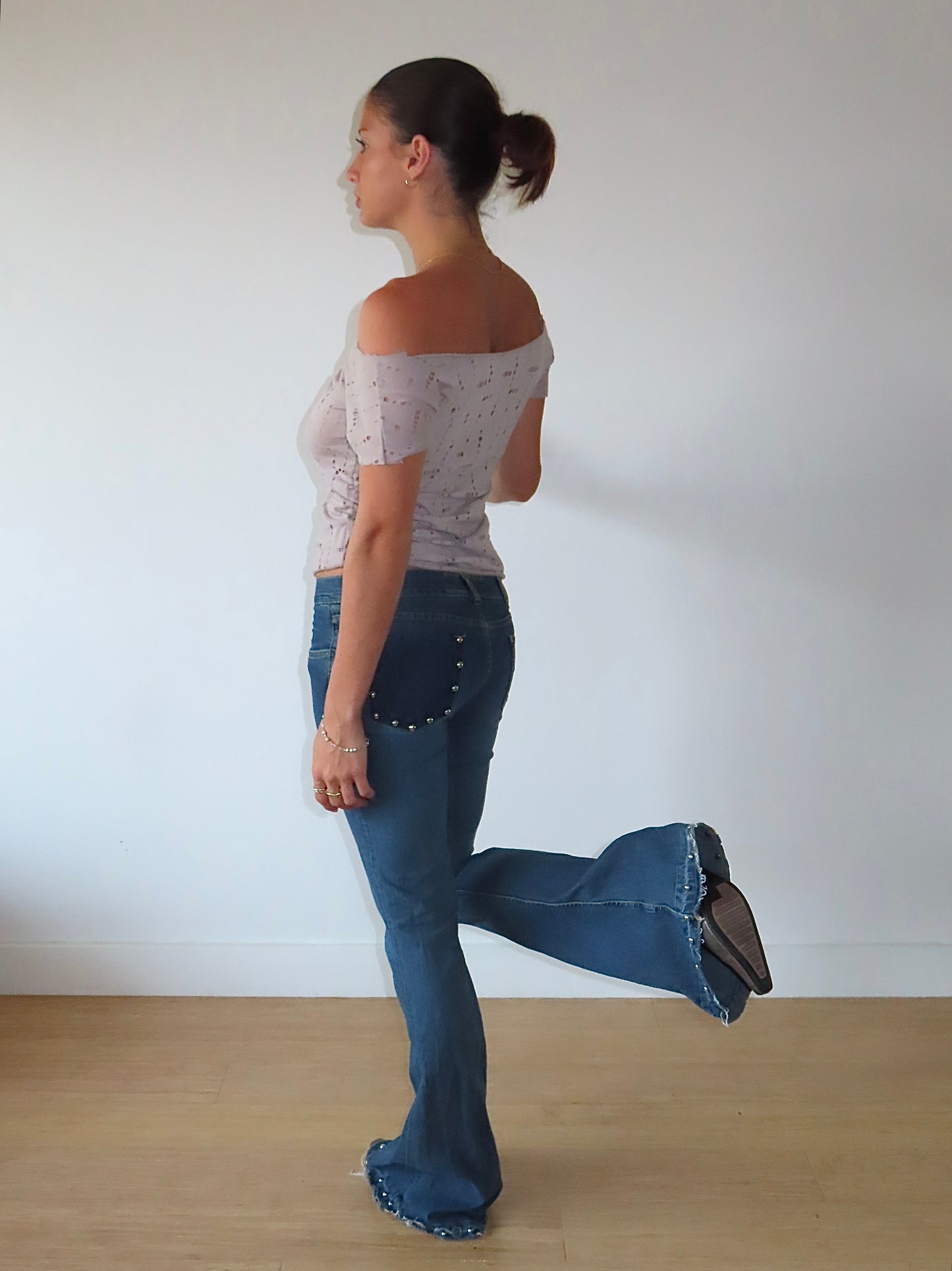 FREEMAN T PORTER LOW RISE BOOTCUT STUDDED JEANS / 26