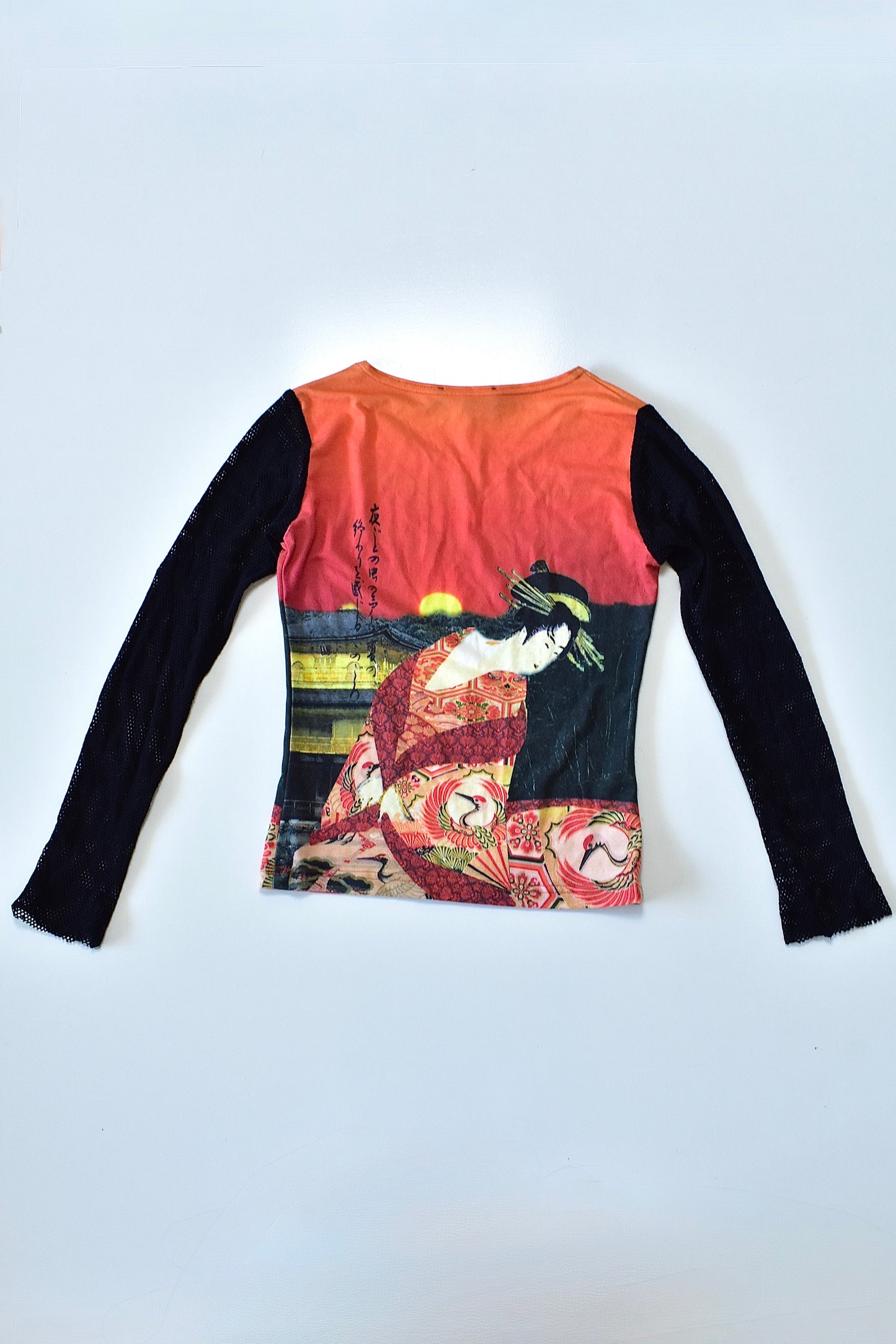SEVEN SISTERS RARE 90S GEISHA GRAPHIC LONG SLEEVE. FISHNET SLEEVES / MEDIUM